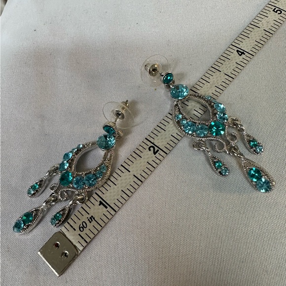 Light blue ice sparkly rhinestone dangle earrings - Picture 4 of 6